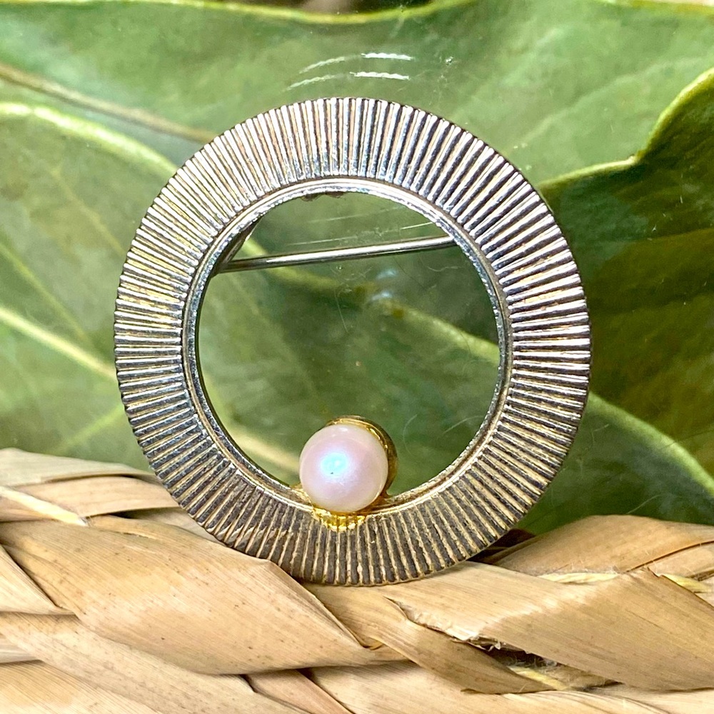 Beautiful vintage Brooch with faux Pearl accent